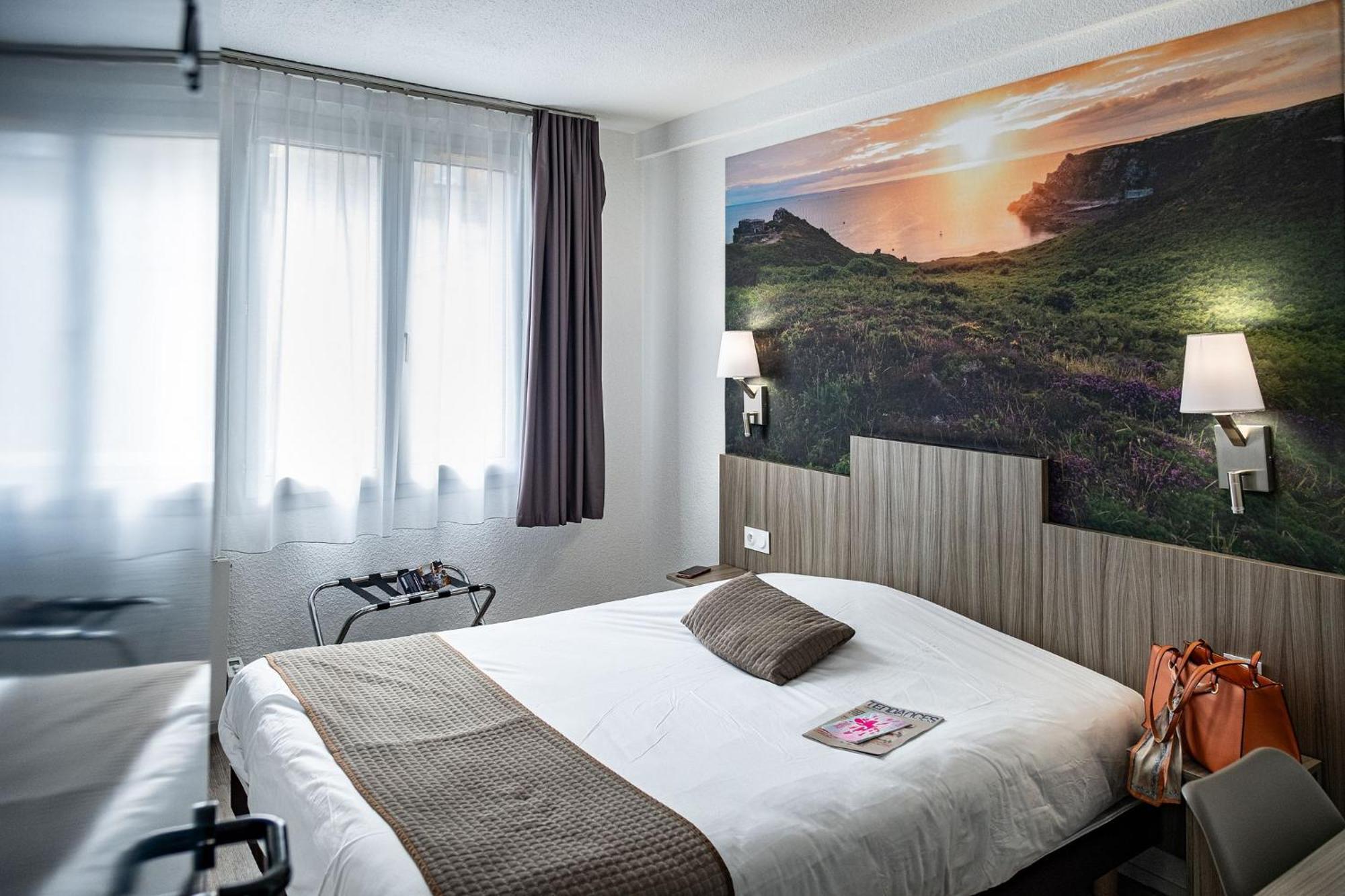 Contact Hotel Du Champ De Mars De Сен-Бриё Экстерьер фото