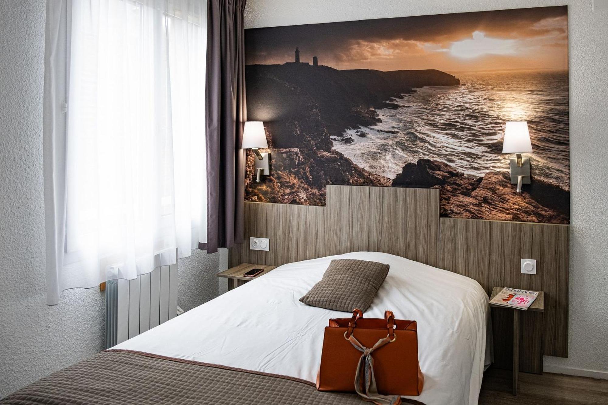 Contact Hotel Du Champ De Mars De Сен-Бриё Экстерьер фото