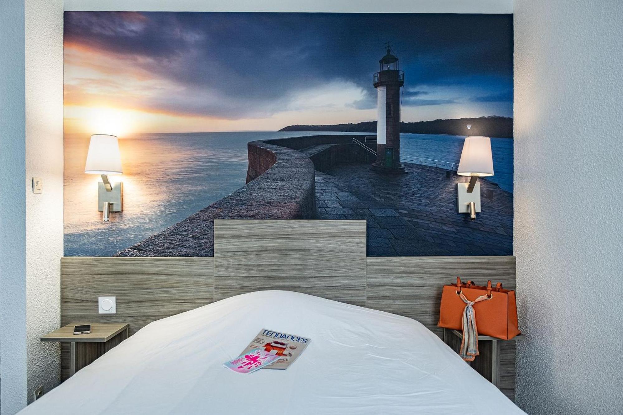 Contact Hotel Du Champ De Mars De Сен-Бриё Экстерьер фото